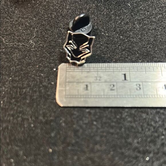 Black Panther Enamel Pin - Picture 1 of 4